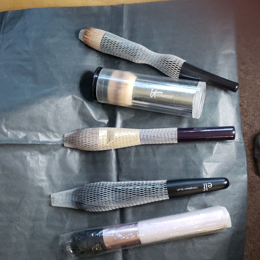MAKEUP BRUSHES